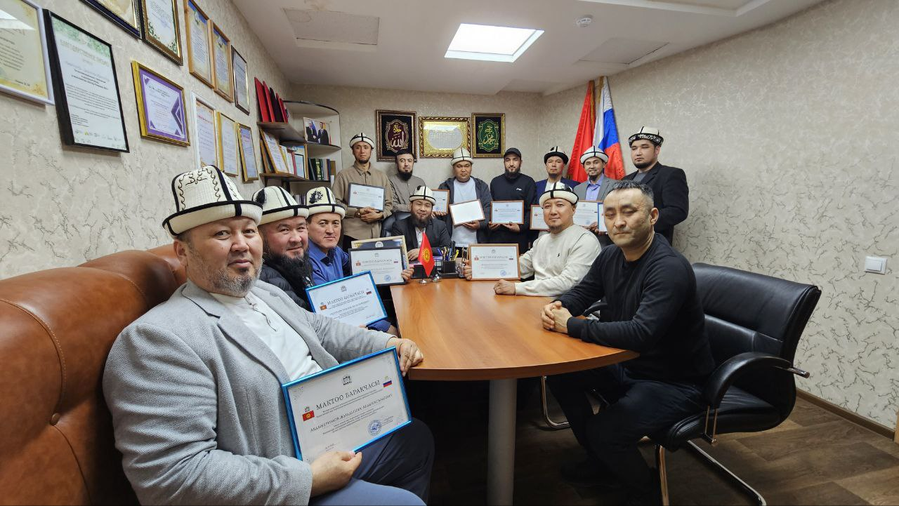 Ардак грамоталарды тапшыруу